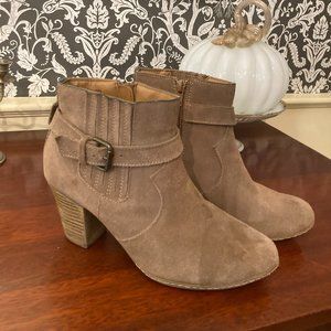Bass~Brenna leather heeled ankle boots